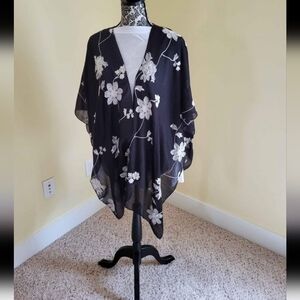 Women's Sonoma Wrap from KOHLS. White woven flowers on a black background